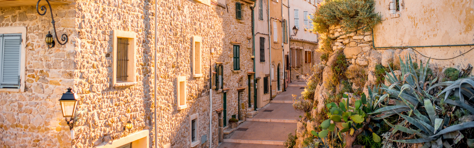 Just Jump Article Banner - Things to know before relocating to France (tips from real life expats)
